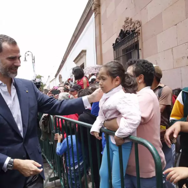 Felipe se acercó a varios niños.