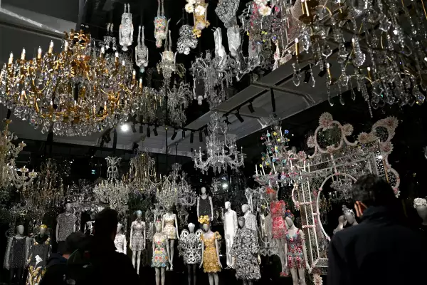 Maniquíes con diseños de vestidos de una marca de moda