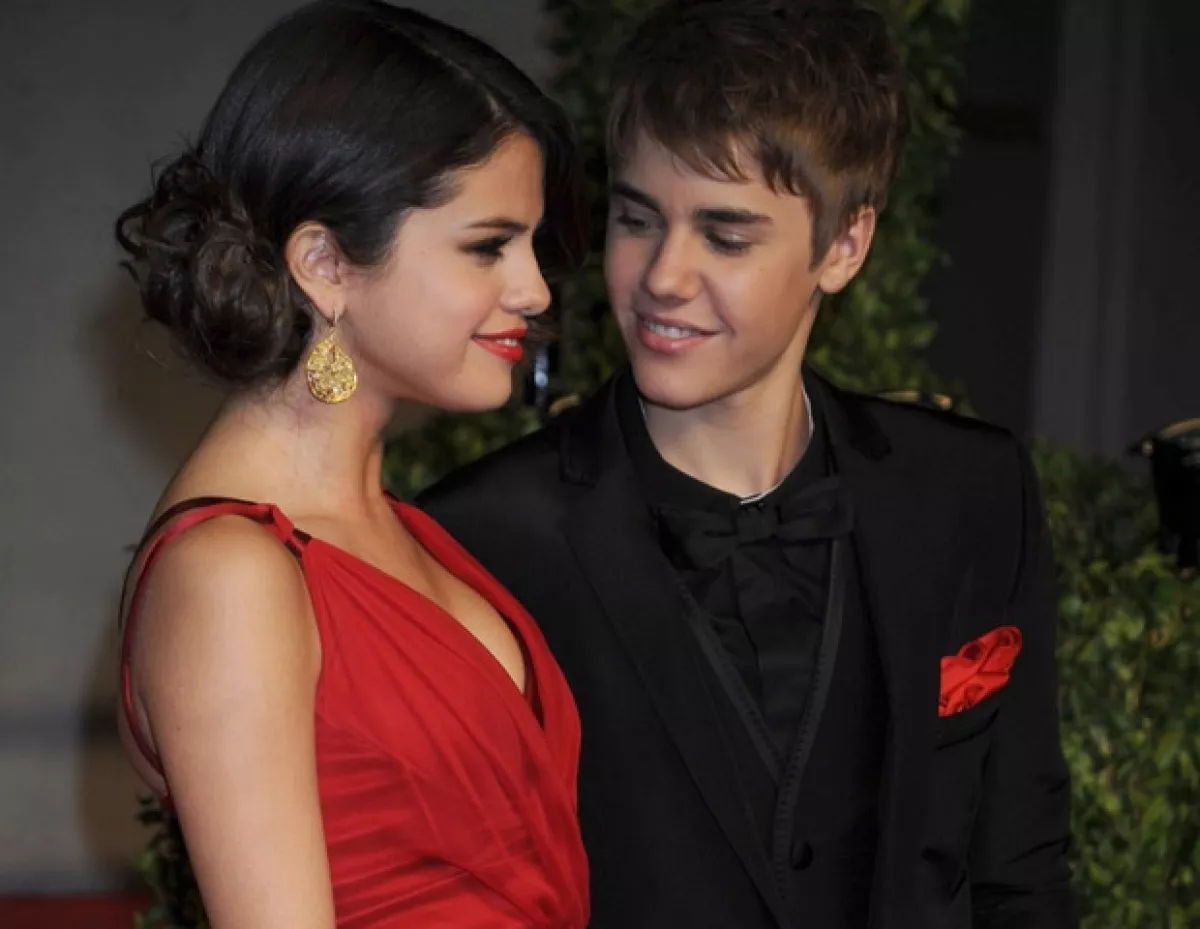 Selena y Justin antes de entrar a la fiesta de Vanity Fair.