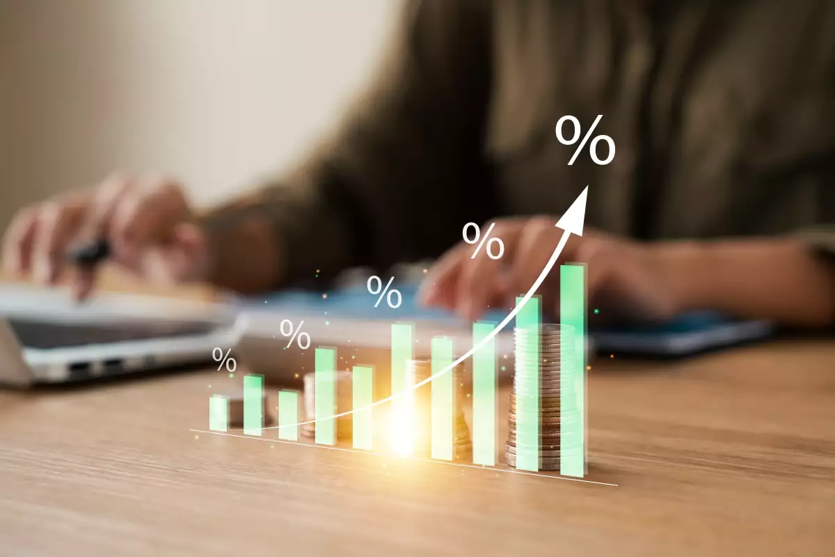 Concepto de tipo de interés y dividendo. Cálculo de los retornos de inversión con símbolo porcentual y flecha hacia arriba, rendimiento de acciones y fondos mutuos, inversión a largo plazo para la jubilación.