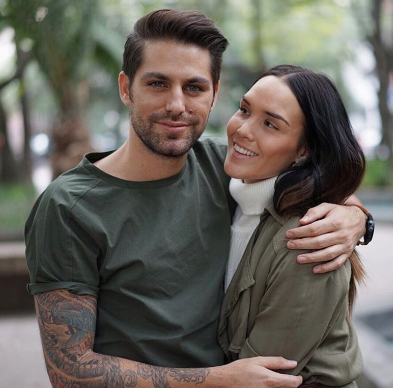 Renato López y su novia