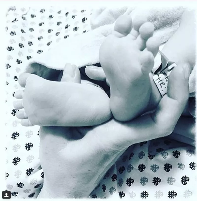 La pareja está muy feliz tras el nacimiento de su primer hijo juntos y mediante una imagen muy tierna en Instagram, compartieron un mensaje en el que además, revelan finalmente el nombre de su bebé.