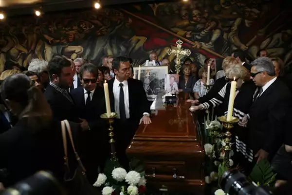 Familiares y compañeros actores despidieron a Joaquín Cordero en el lobby del teatro Jorge Negrete.