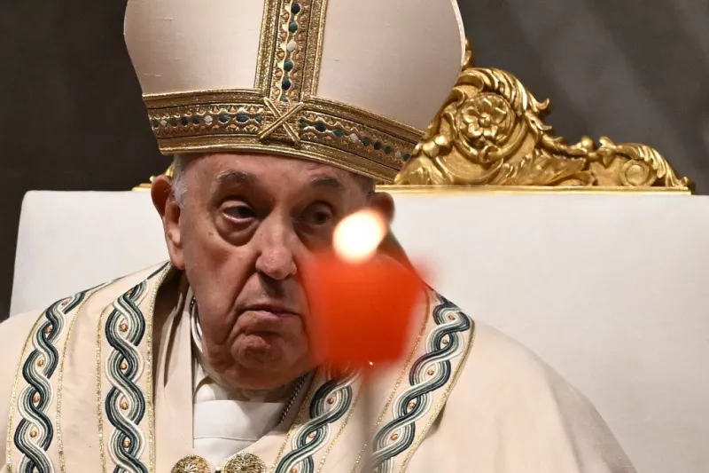 El Papa Francisco preside la vigilia de Pascua como parte de las celebraciones de la Semana Santa, en la Basílica de San Pedro en el Vaticano el 30 de marzo de 2024.