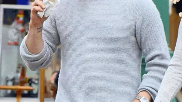 Una foto del cantante comiendo un elote de una forma poco común, hizo que los usuarios de Internet respondieran con un sinfín de memes.