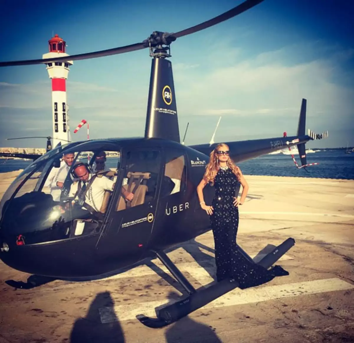 La estrella televisiva se ha dejado ver en Cannes con el empresario británico, quien le regaló un reloj de lujo.