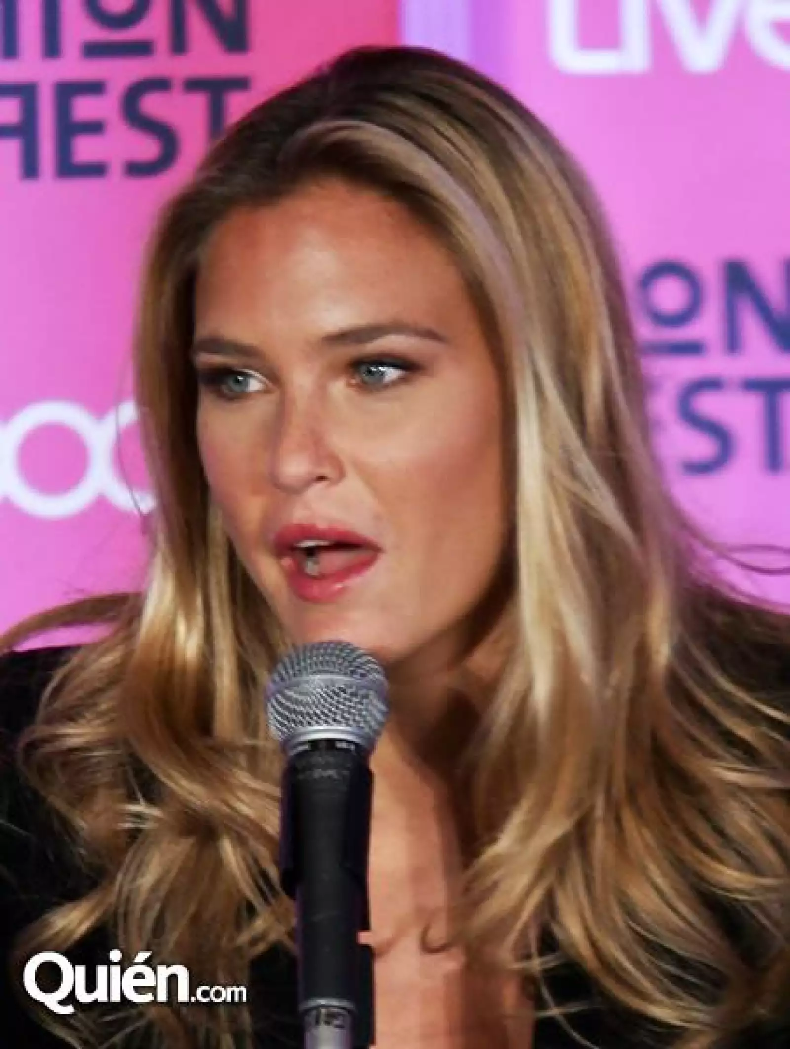 Bar Refaeli Caras y Gestos 1