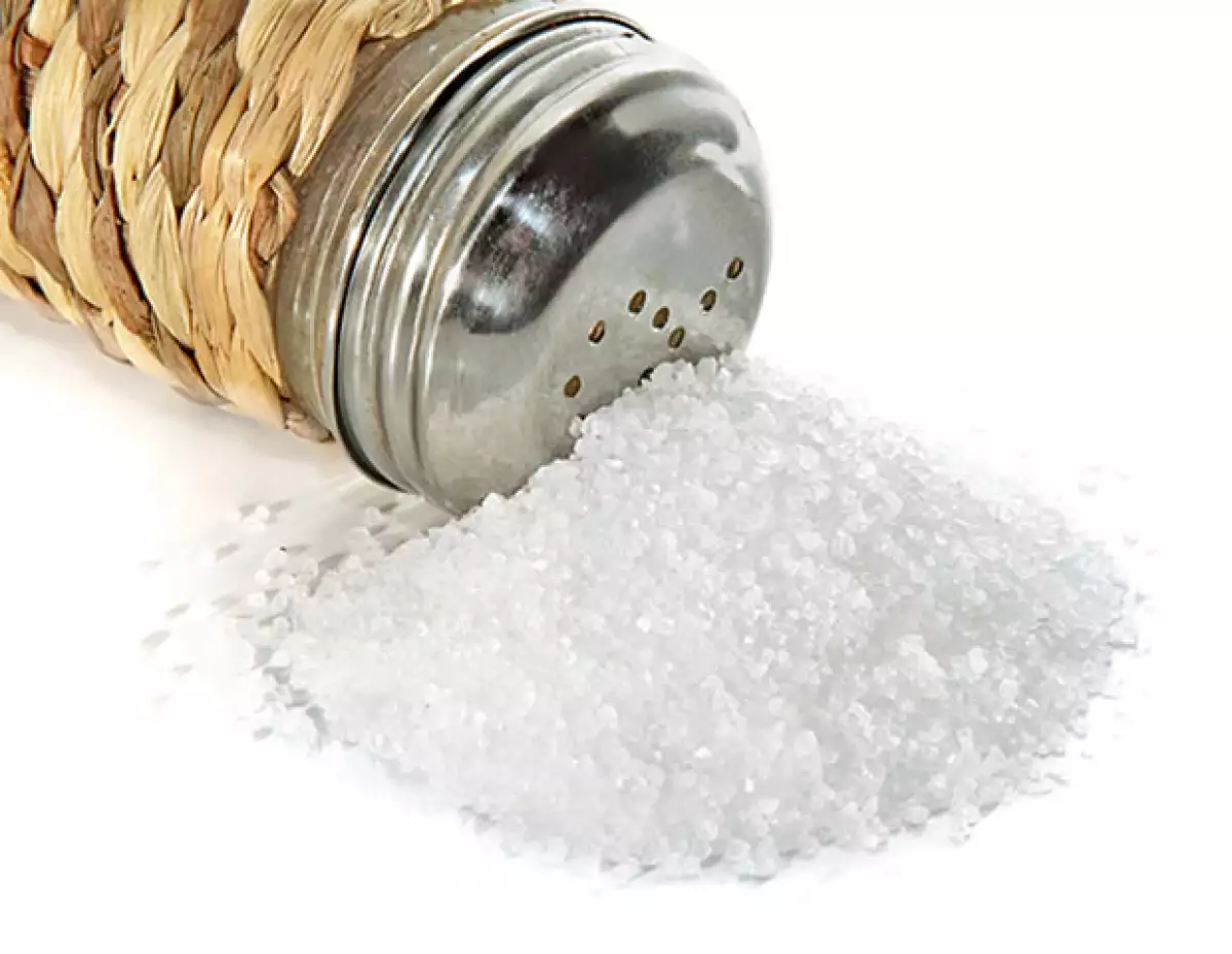 Para evitar hincharte por la sal, procura tomar mucha agua con alimentos salados.