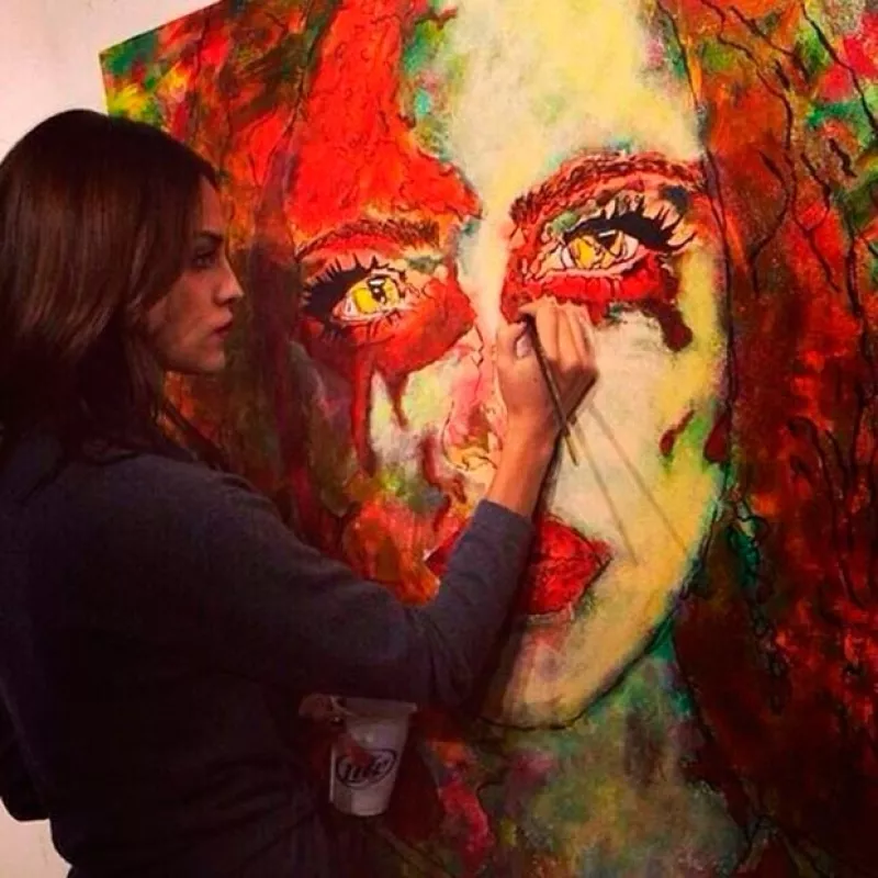 La actriz de "From Dusk Till Dawn: The Series" compartió este domingo un autoretrato que se exhibe en el museo Frank Frazetta junto al de Lady Gaga.