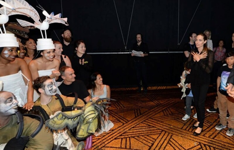 Angelina platicó con el reparto de la obra.