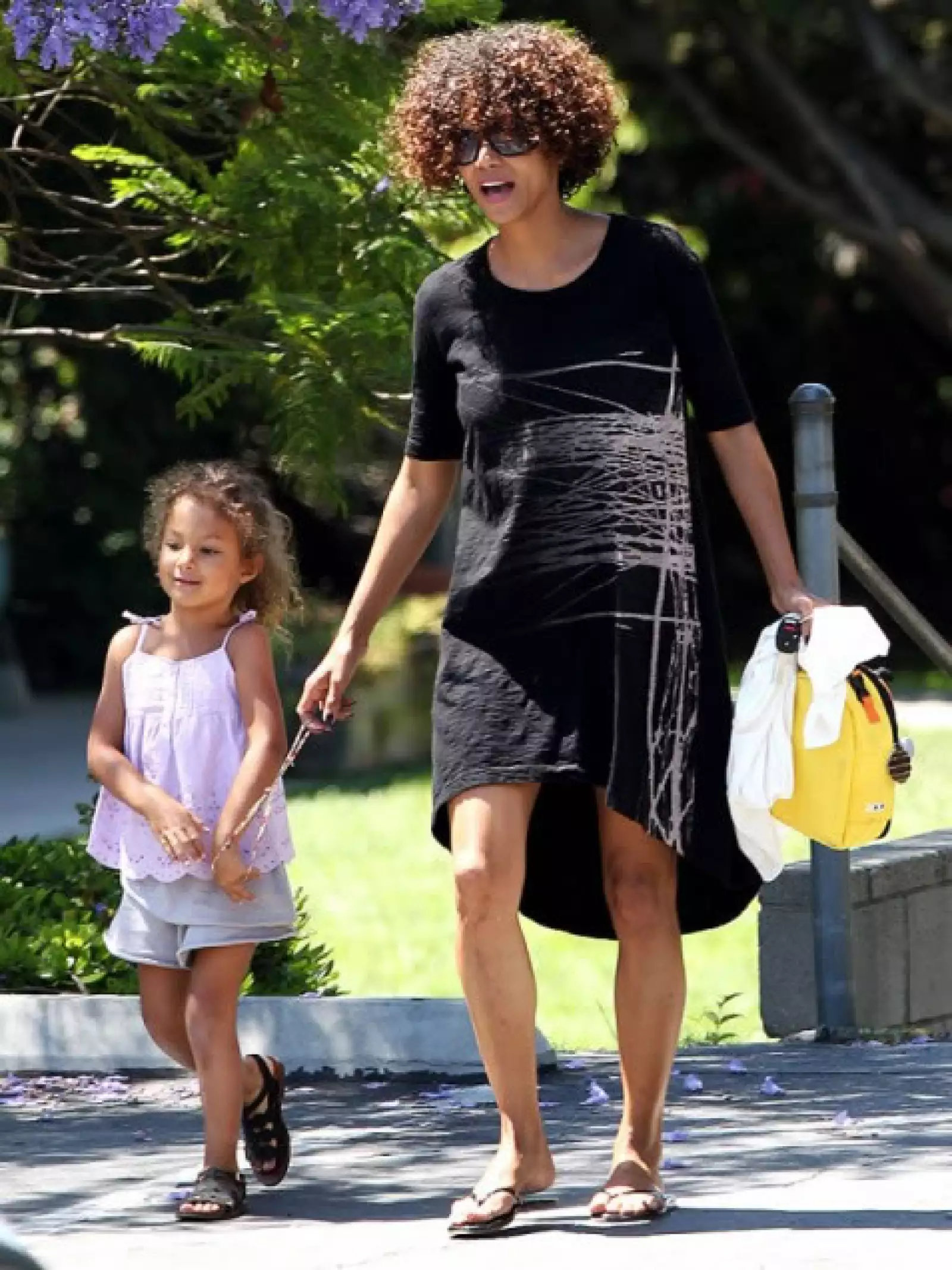 Halle Berry recoge a diario a su pequeña Nahla de su escuela y se asegura que no escape con un brazalete.