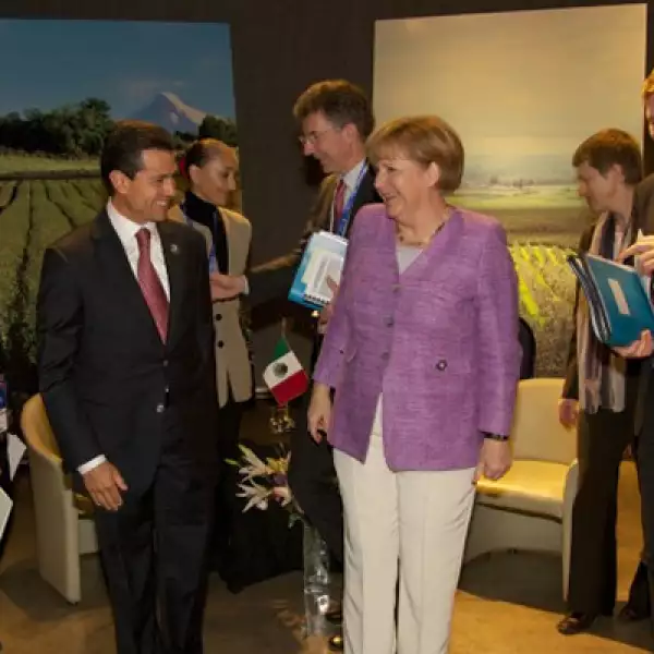 El presidente se reunió con la canciller germana en Chile, donde coincidieron en fortalecer el intercambio comercial y las inversiones entre México y Alemania.