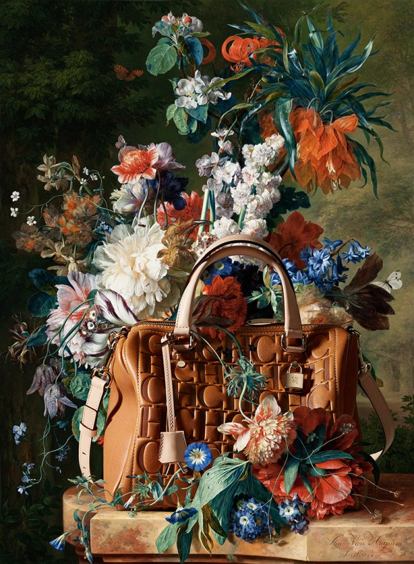 Foto: Carolina Herrera; bolso Andy en bodegón con flores de Jan van Huysum, 1723
