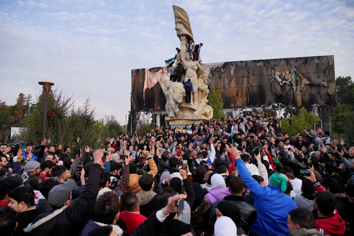 La gente se reúne en la plaza Saadallah al-Jabiri mientras celebran, después de que el comando del ejército de Siria notificara a los oficiales el domingo que el gobierno autoritario de 24 años del presidente Bashar al-Assad ha terminado, dijo a Reuters un oficial sirio que fue informado de la medida, después de una rápida ofensiva rebelde que tomó al mundo por sorpresa, en Alepo, Siria, el 8 de diciembre de 2024.