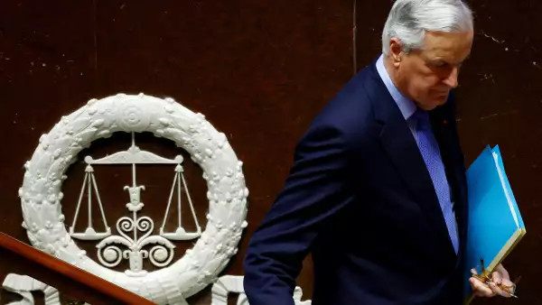 El primer ministro francés Michel Barnier se va después de pronunciar un discurso durante un debate sobre dos mociones de censura contra el gobierno francés, presentadas por la alianza de partidos de izquierda, el "Nouveau Front Populaire" (Nuevo Frente Popular - NFP) y el partido de extrema derecha Rassemblement National, después del uso por parte del gobierno francés del artículo 49.3, una cláusula especial en la Constitución francesa, para impulsar el proyecto de ley presupuestario a través de la Asamblea Nacional sin un voto de los legisladores, en la Asamblea Nacional en París, Francia, el 4 de diciembre de 2024. 