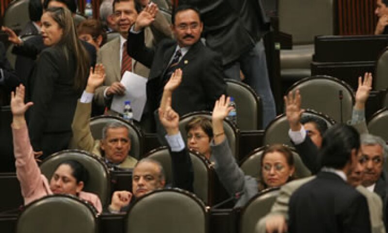 Uno de cada tres pesos aprobados para el Presupuesto de Egresos es ejercido por estados y municipios. (Foto: AP)