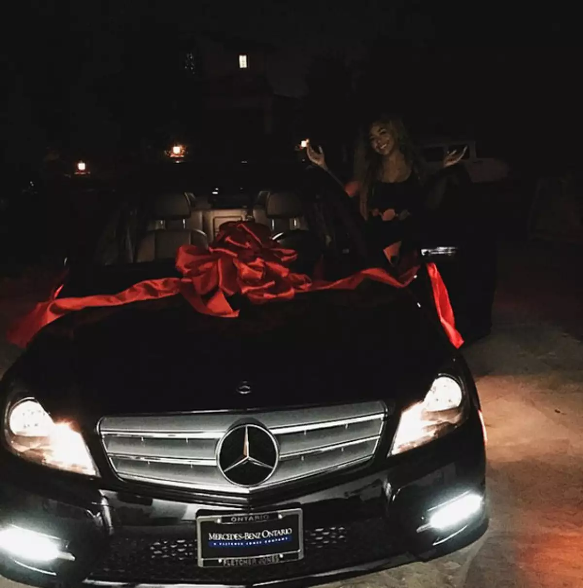 Mejor obsequio, ¡imposible! La estrella televisiva no pudo haberse visto más espléndida con su BFF Jordyn Woods para su aniversario 18, al regalarle un Mercedes Benz.