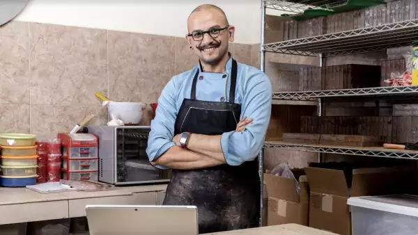 Observamos a Azgard Aguilera sonriente, en la cocina donde prepara chocolates, para hablarnos de las herramientas de accesibilidad de Microsoft para la discapacidad auditiva.