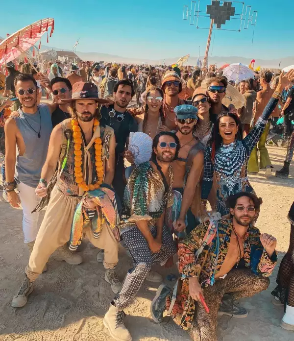 Aislinn y Vadhir Derbez en el festival Burning Man 2022