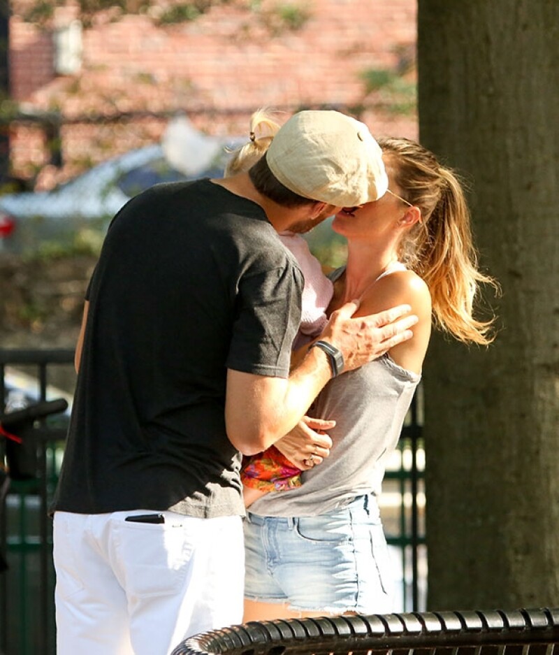 La supermodelo y su esposo fueron fotografiados en un parque de Boston, Massachusetts, divitiéndose con sus hijos; las muestras de afecto entre ellos no se hicieron esperar.