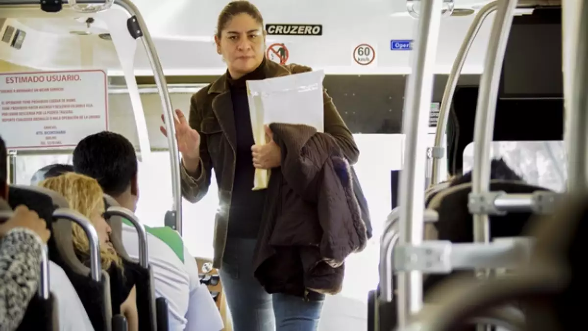 Una mujer aborda una unidad del transporte público de la Ciudad de México, el segundo más ?inseguro? en el mundo, según una encuesta