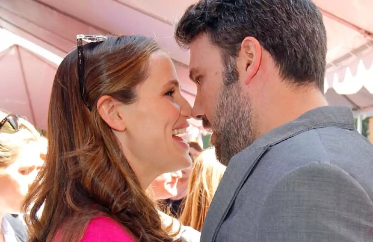 La pareja fue vista en un evento de caridad cruzando miradas y cariños mientras disfrutan de la tranquilidad luego de una ajetreada temporada de premios.