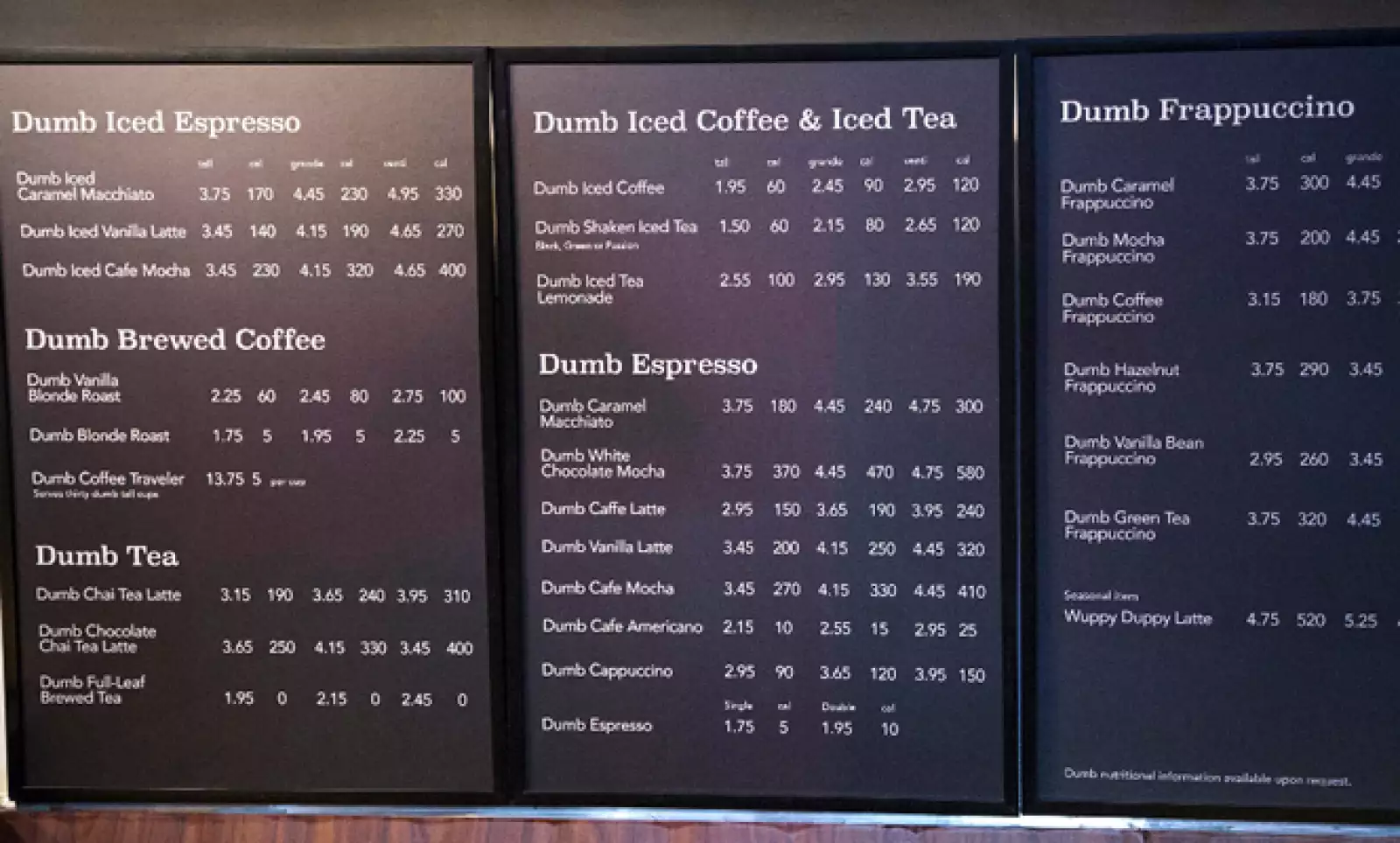 La cafetería copia el menú de Starbucks pero antepone la palabra tonto a cada producto.