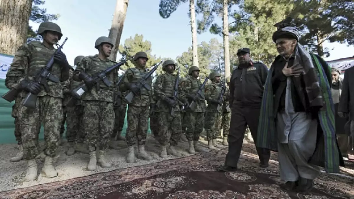 Militares afganos reciben a jefe de la Comisión de Transición