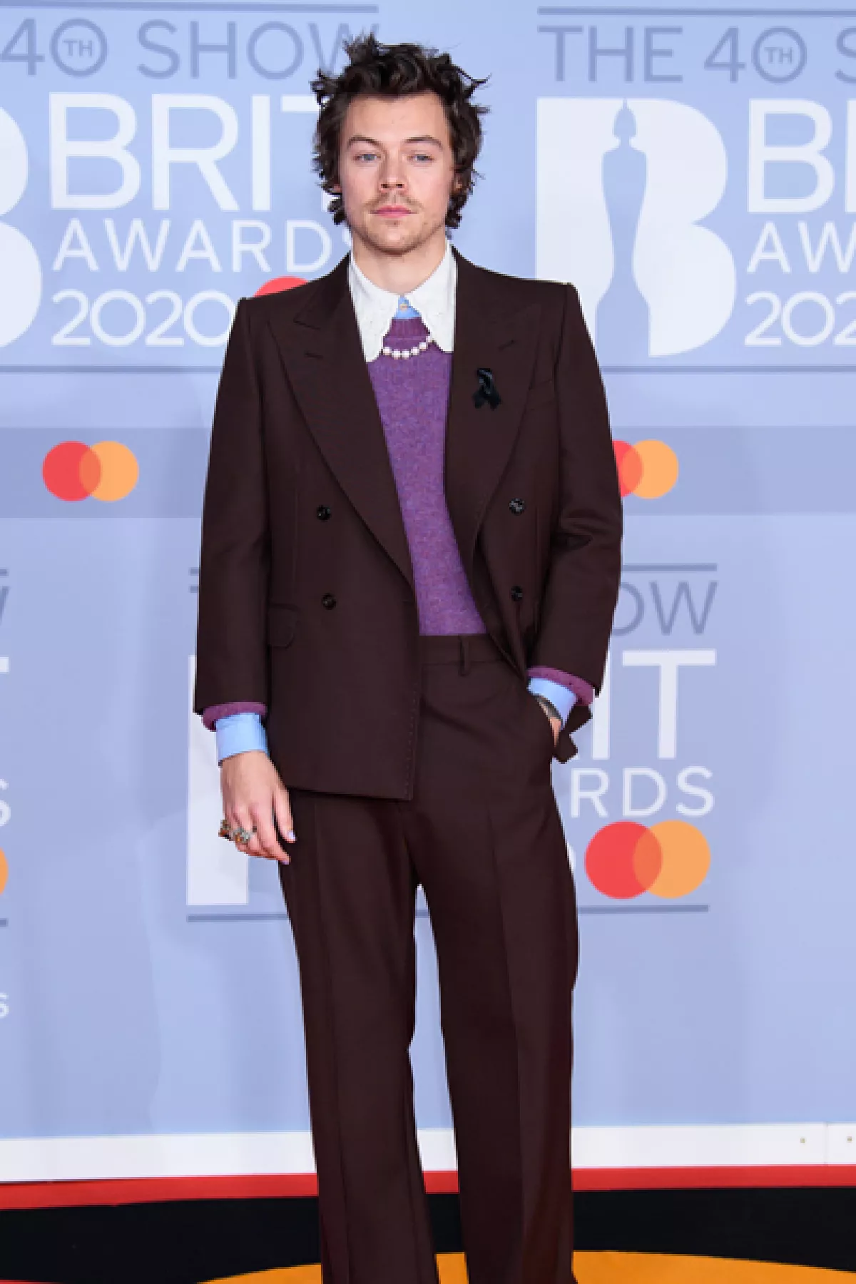 Foto de Harry Styles en la alfombra roja de los Brits Awards 2020.