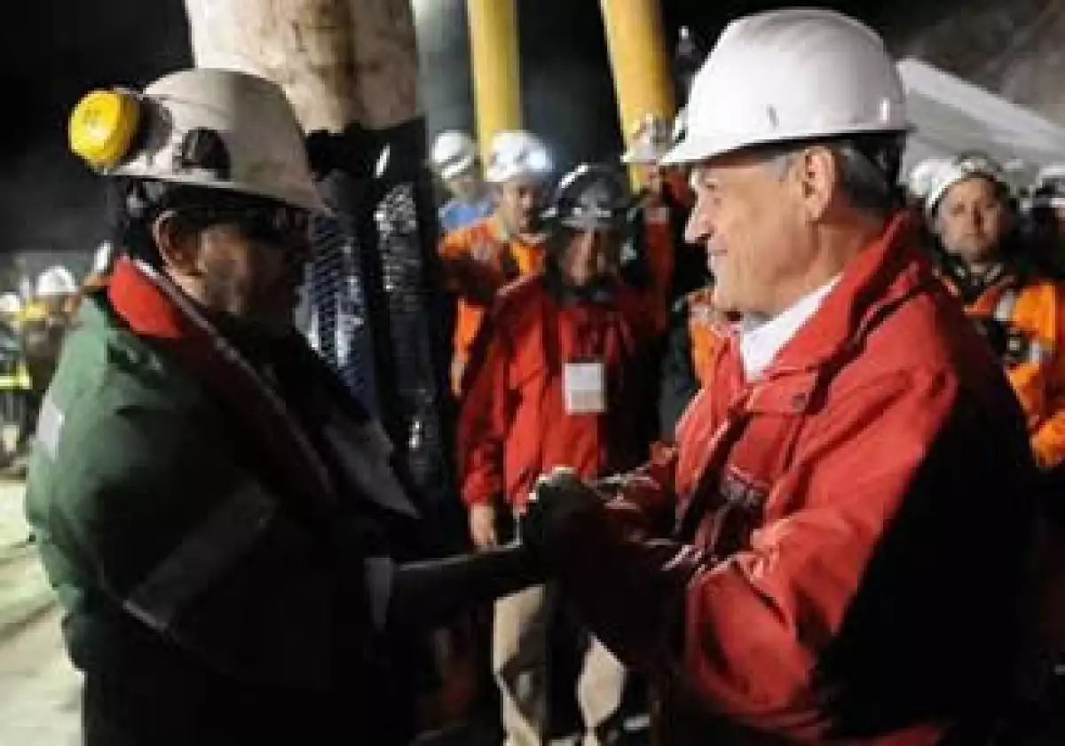 El presidente de Chile, Sebastián Piñera (der), estuvo presente en las labores de rescate a los mineros. (Reuters)