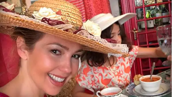 Thalía está disfrutando estas vacaciones junto a sus hijos Sabrina y Mateo: ¡Celebrar la vida y sus detalles con las personas que nos transforman cada día es la magia de existir! Comiendo #teatime #londonstyle con mi reina Sabrinita. #quevivaelamor!, posteó junto a esta imagen.