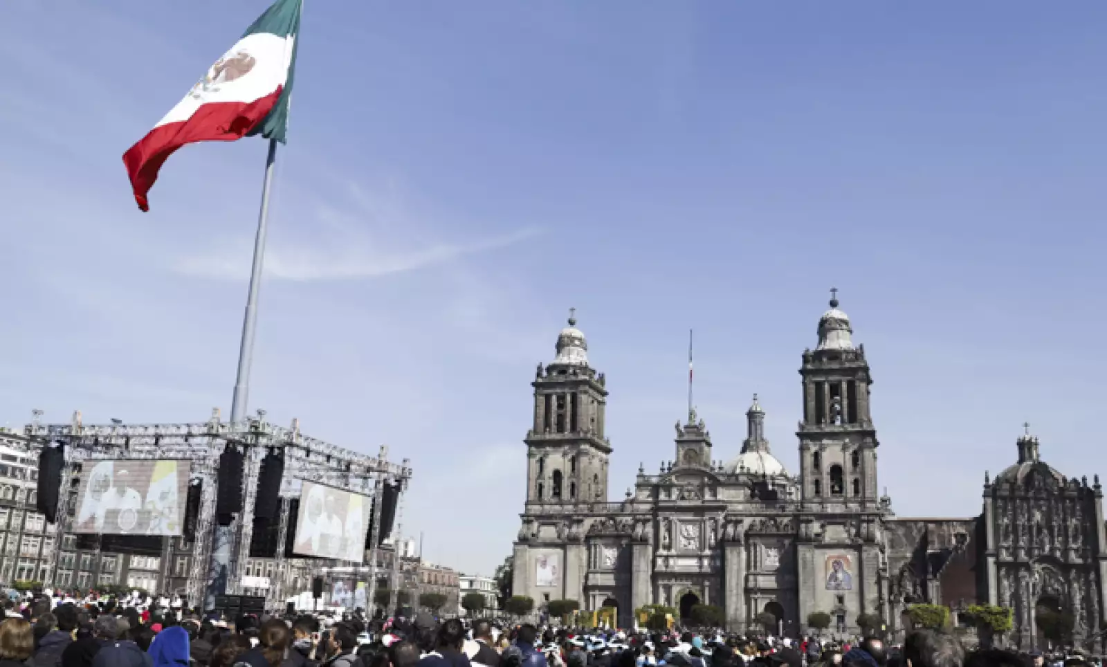 El mensaje del Papa en Palacio Nacional se transmitió a través de pantallas gigantes colocadas en el Zócalo por las autoridades.