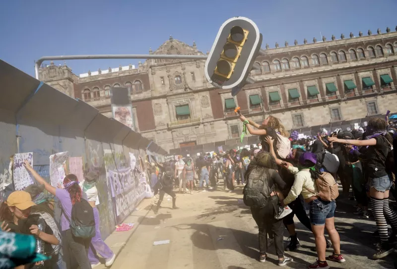 Mujeres derriban semáforo