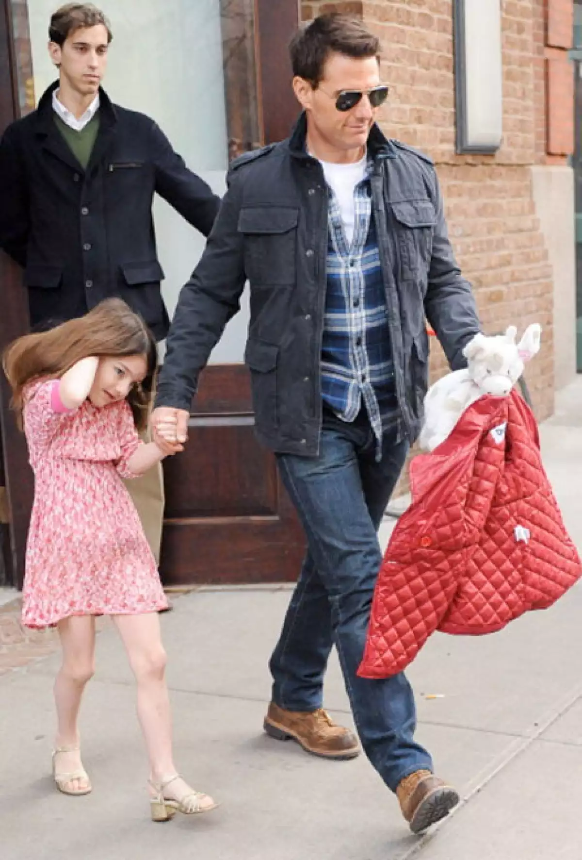 Fue una persona cercana a su ex, Katie Holmes, quien aseguró que el actor se ha mostrado ausente de la vida de su hija de ocho años de edad, a quien antes solía consentir de sobremanera.