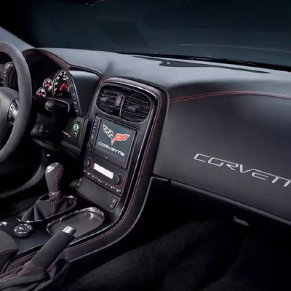 Al interior se mantiene el color negro, junto con asientos en piel y paneles de madera.