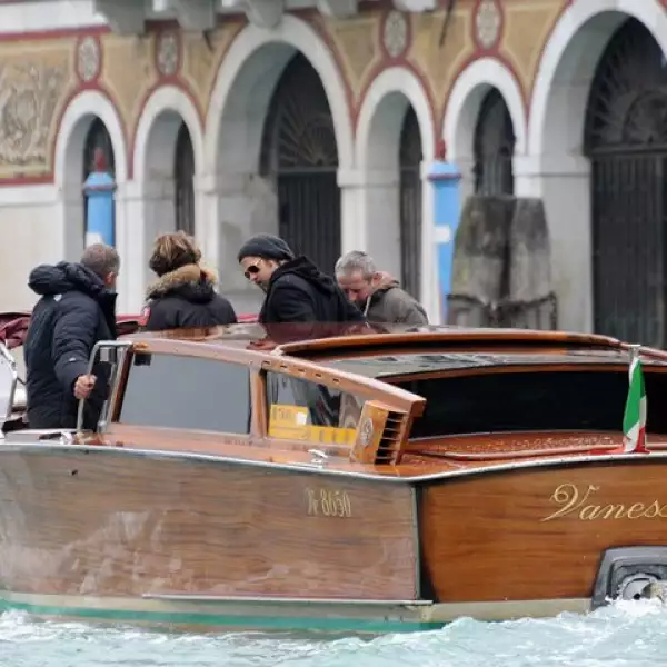 La pareja, así como sus seis hijos, llegaron ayer en un vuelo privado y, rodeados de grandes medidas de seguridad, se trasladaron a su destino.
