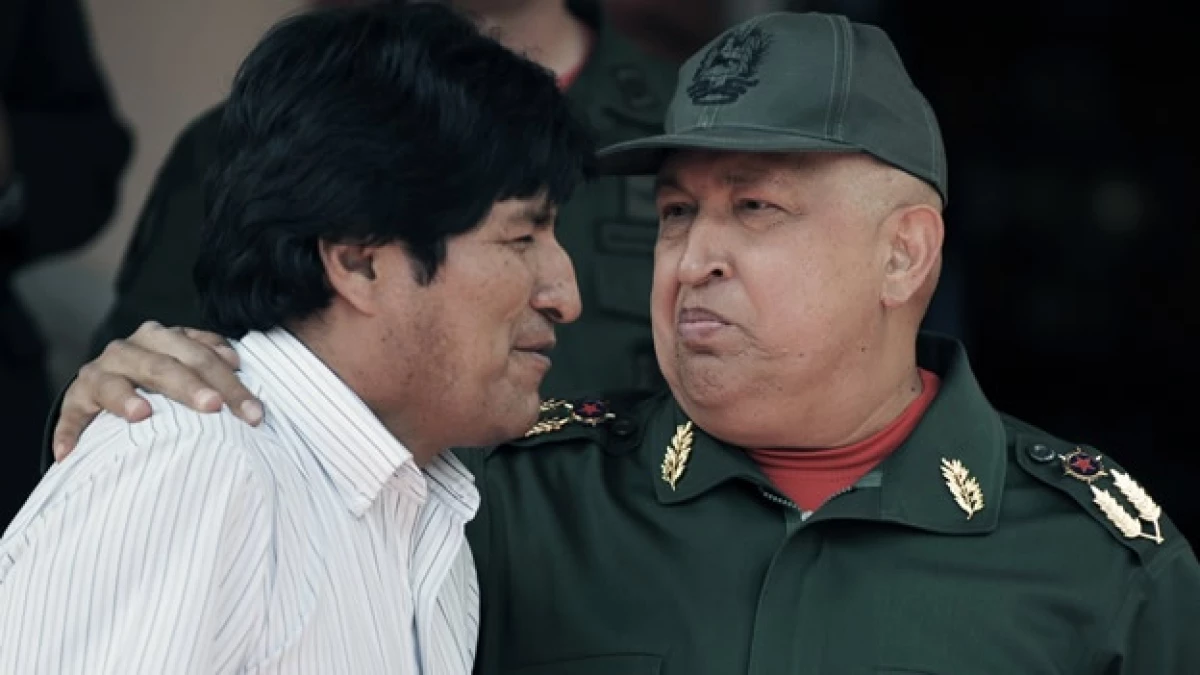Hugo Chávez abraza a Evo Morales