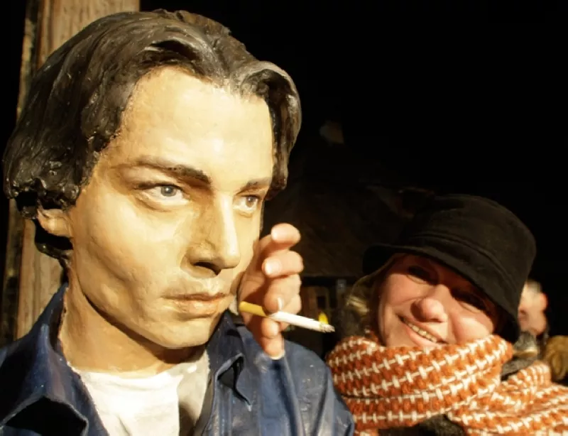 El rompecorazones de Hollywood fue honrado el miércoles con una escultura de tamaño natural.