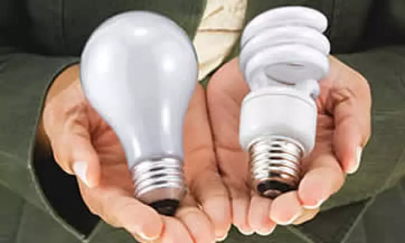 Sustitución de focos (Foto: Jupiter Images))