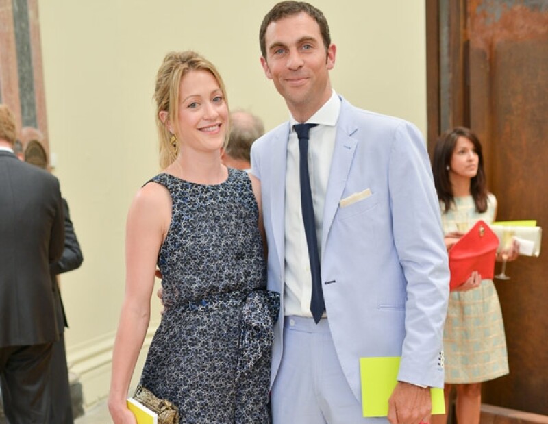 Aquí la pareja durante una exhibición de arte.