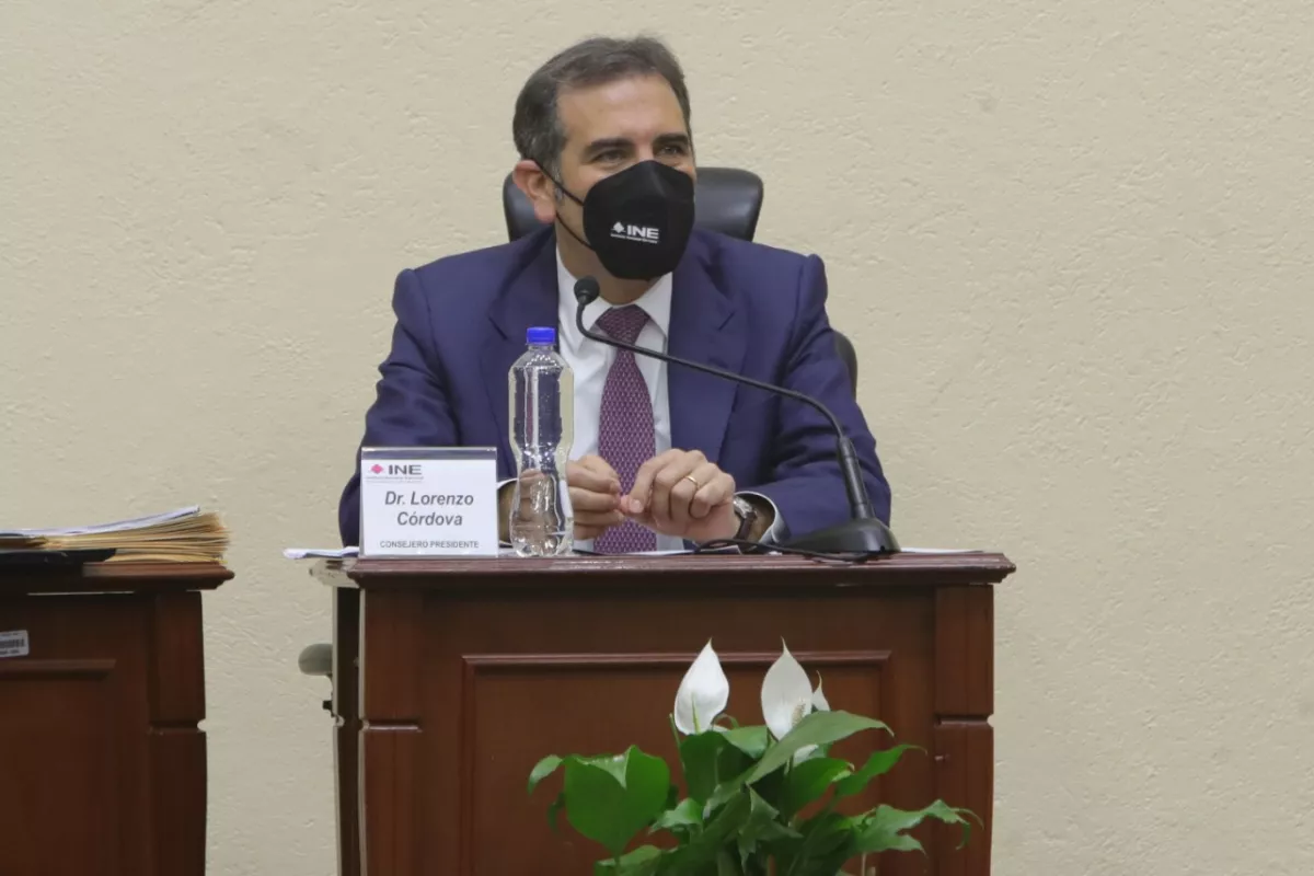 Lorenzo Córdova en sesión del INE