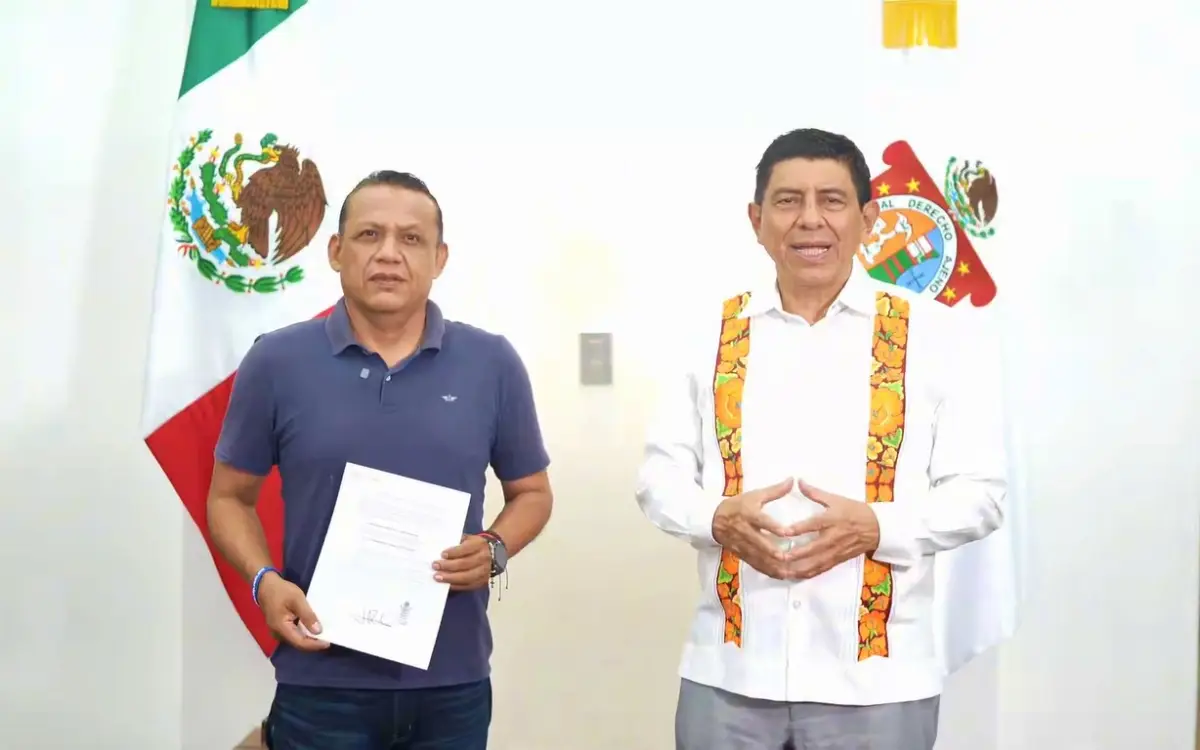 El gobernador Salomón Jara durante el anuncio de designación de Francisco Vásquez Jiménez como comisionado del Ayuntamiento de Juchitán, ambos aseguran que trabajarán por la paz en el municipio azotado por ola criminal.