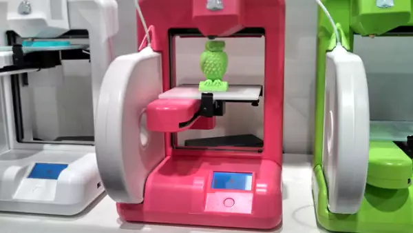 Una de las tendencias del CES 2013 es la impresión en tercera dimensión. En la foto vemos uno de estos equipos fabricando un búho de plástico reciclado.