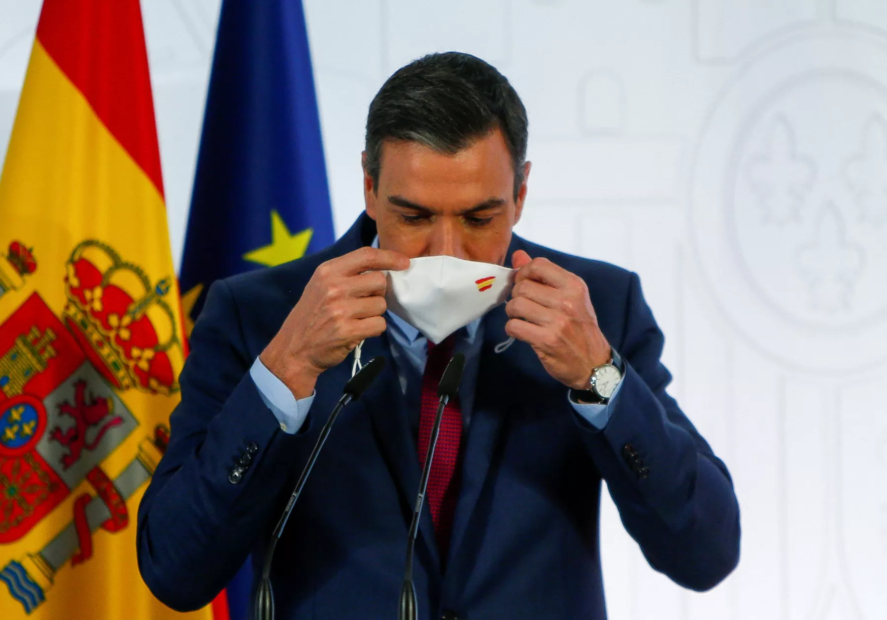 El presidente del gobierno español, Pedro Sánchez, se pone un cubrebocas después de dar una conferencia de prensa en el palacio de la Moncloa en Madrid, España. 