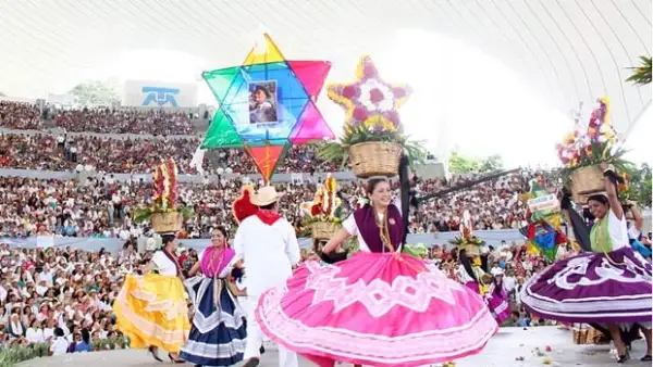 Ximena Navarrete visita Oaxaca y hace un recorrido por lugares históricos como el Centro Cultural Santo Domingo.