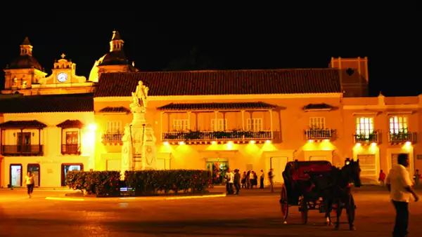La UNESCO declaró a esta ciudad amurallada y de grandes casas del siglo XVIII como Patrimonio Cultural de la Humanidad.