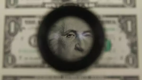 No endeudarse y planear gastos son las recomendaciones de expertos ante un dólar caro. (Foto: Getty Images )