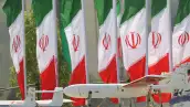 Se ve un dron iraní durante la ceremonia del desfile del Día Nacional del Ejército en Teherán, Irán, el 17 de abril de 2024.