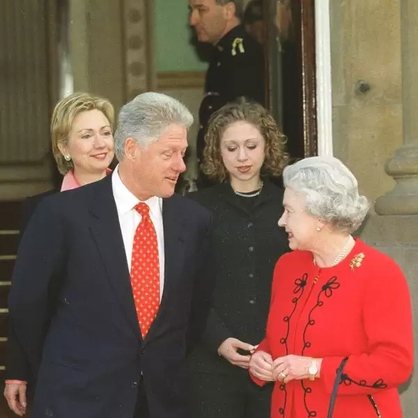 Reina Isabel II y Bill Clinton