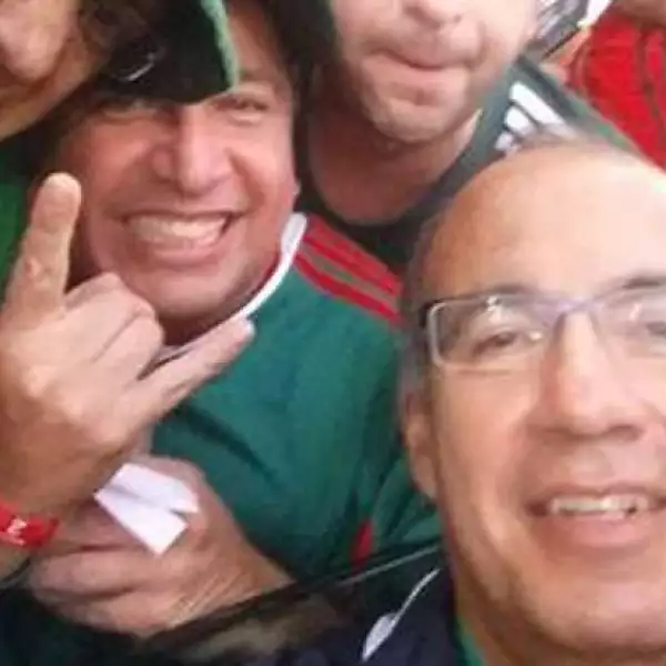 El expresidente Felipe Calderón aprovechó para tomarse una ‘selfie’ en el partido de México contra Camerún.